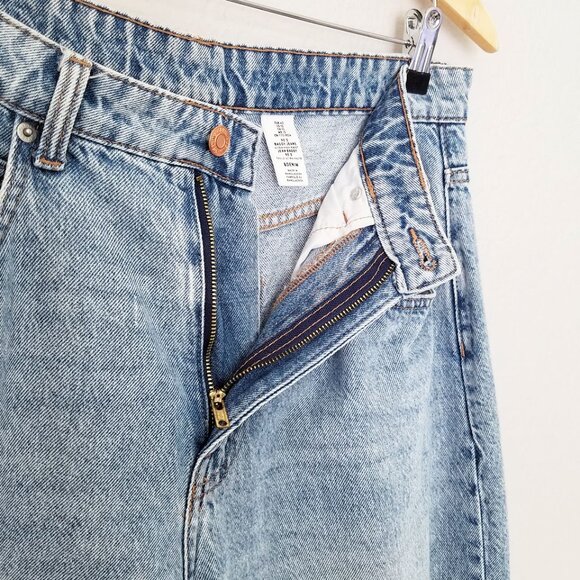 H&M Ultra High Waist 90's Baggy Jeans Distressed Knee Light Blue Wash Size 10 - Picture 5 of 15